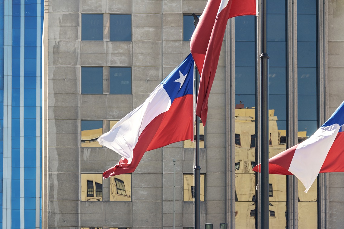 Banderas chilenas frente al Palacio de La Moneda