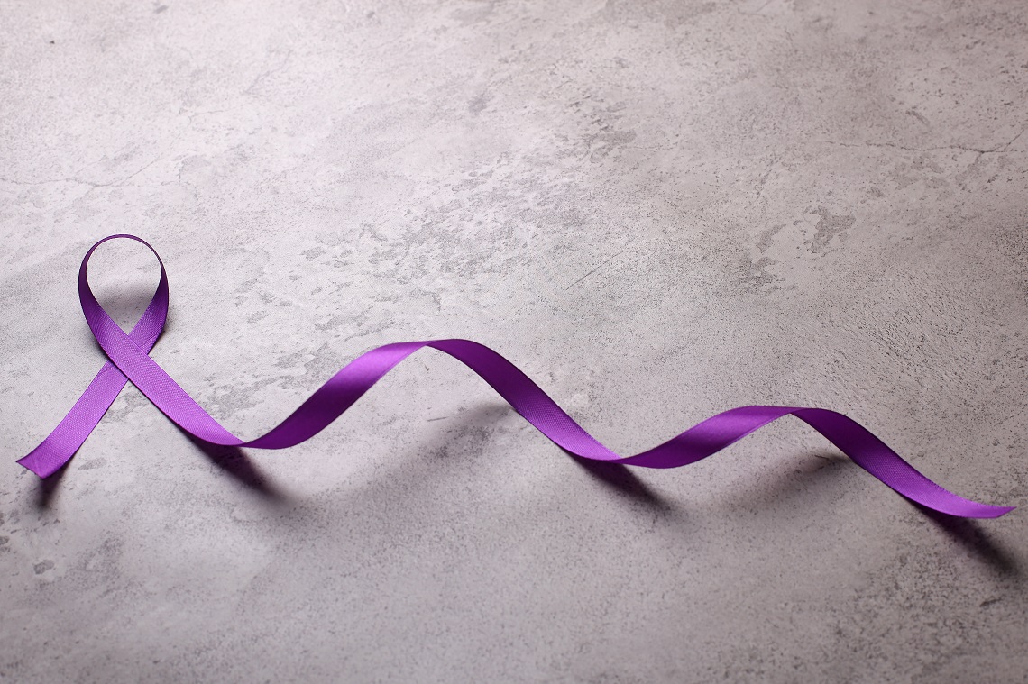 Cinta morada sobre fondo gris