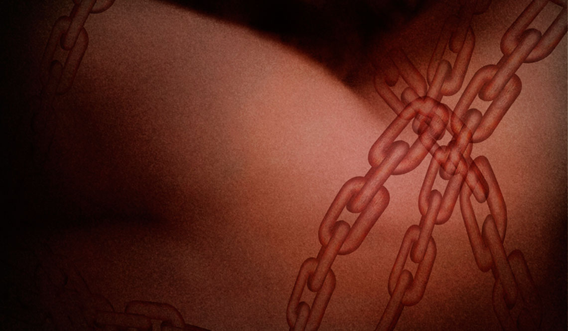 Brazo con un tatuaje de cadenas para denunciar al trata de seres humanos