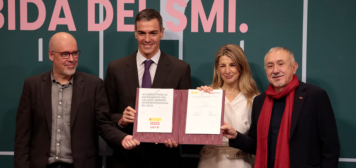 Unai Sordo, Pedro Sánchez, Yolanda Díaz y Pepe Álvarez en la firma de la subida del SMI