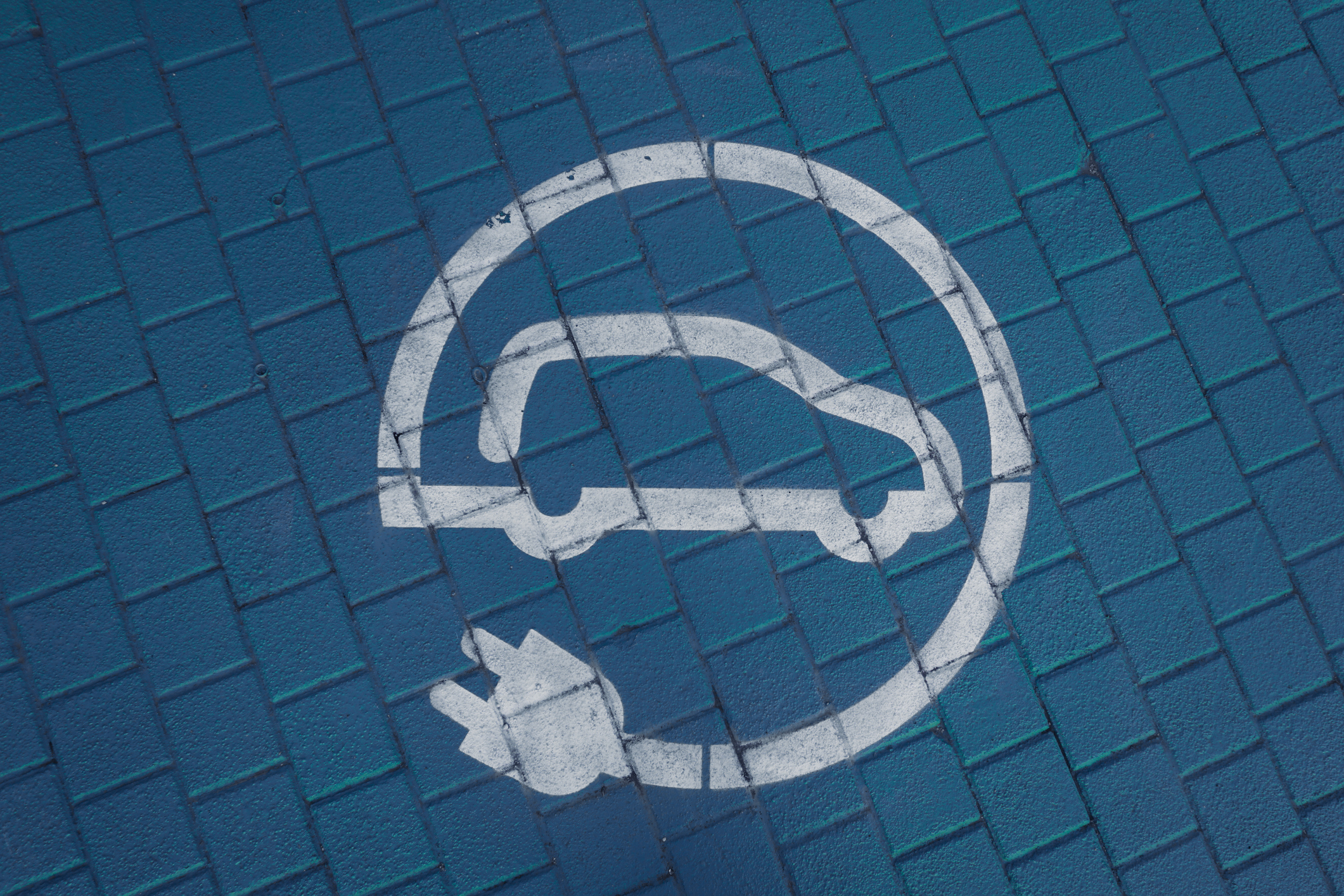 Señal de tráfico dejar de cargar el coche eléctrico