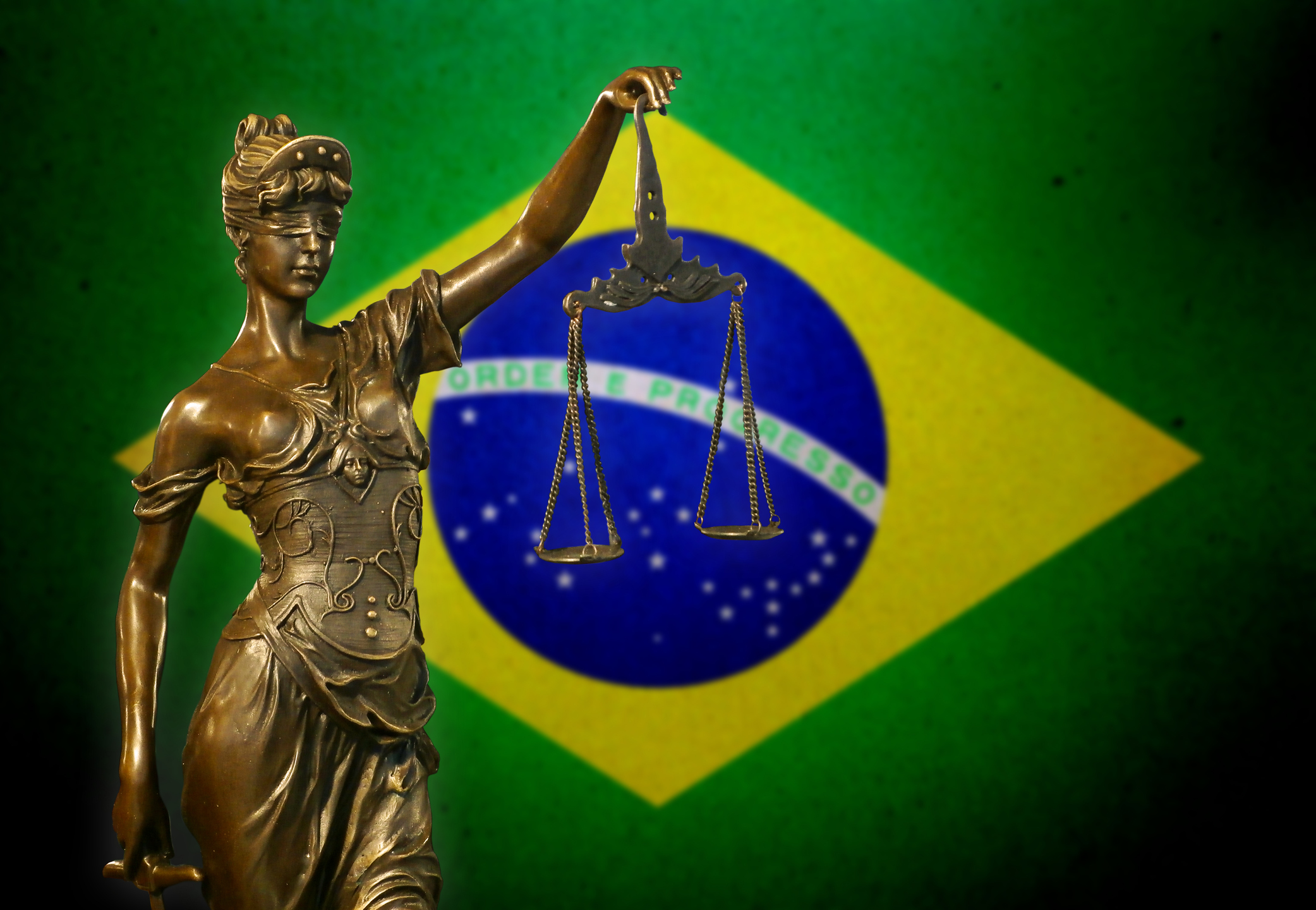 Señora justicia ante una bandera brasileña
