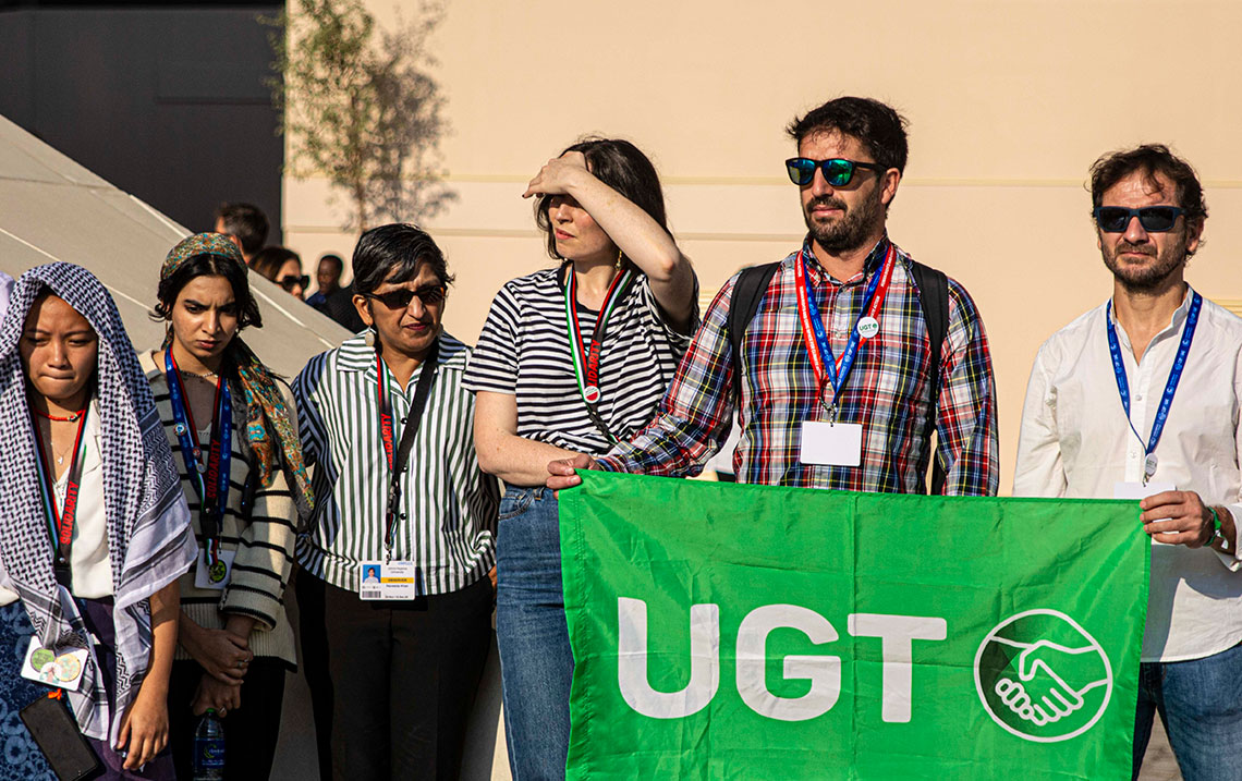 Personas con una bandera