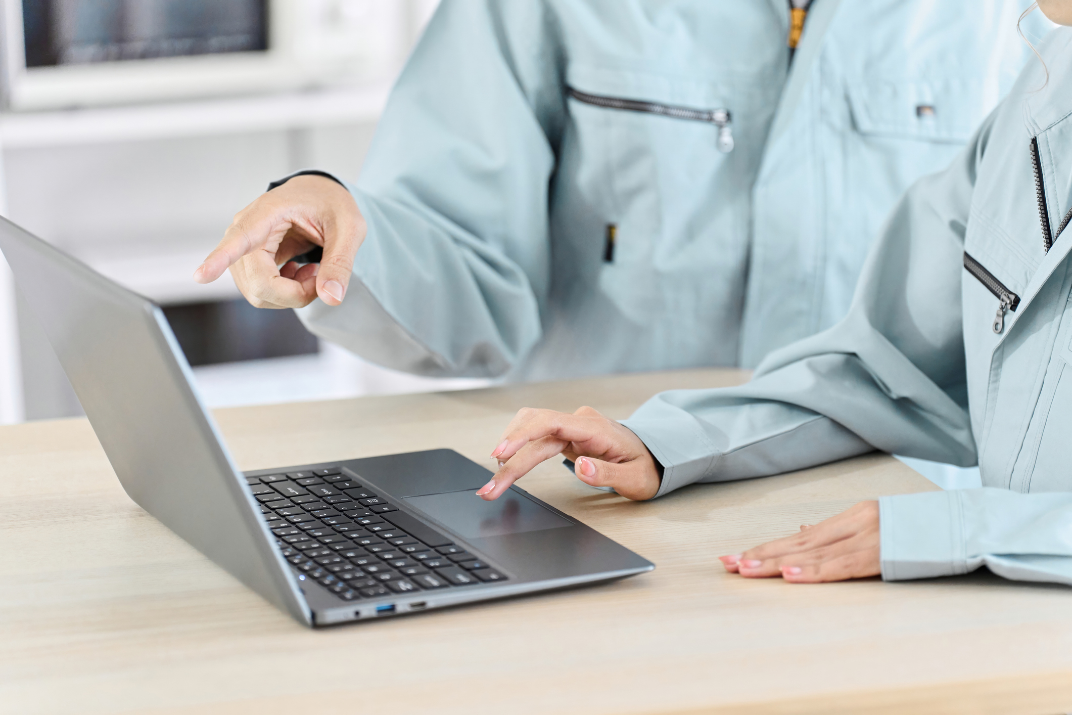 Una mujer vestida con ropa de trabajo aprendiendo a trabajar