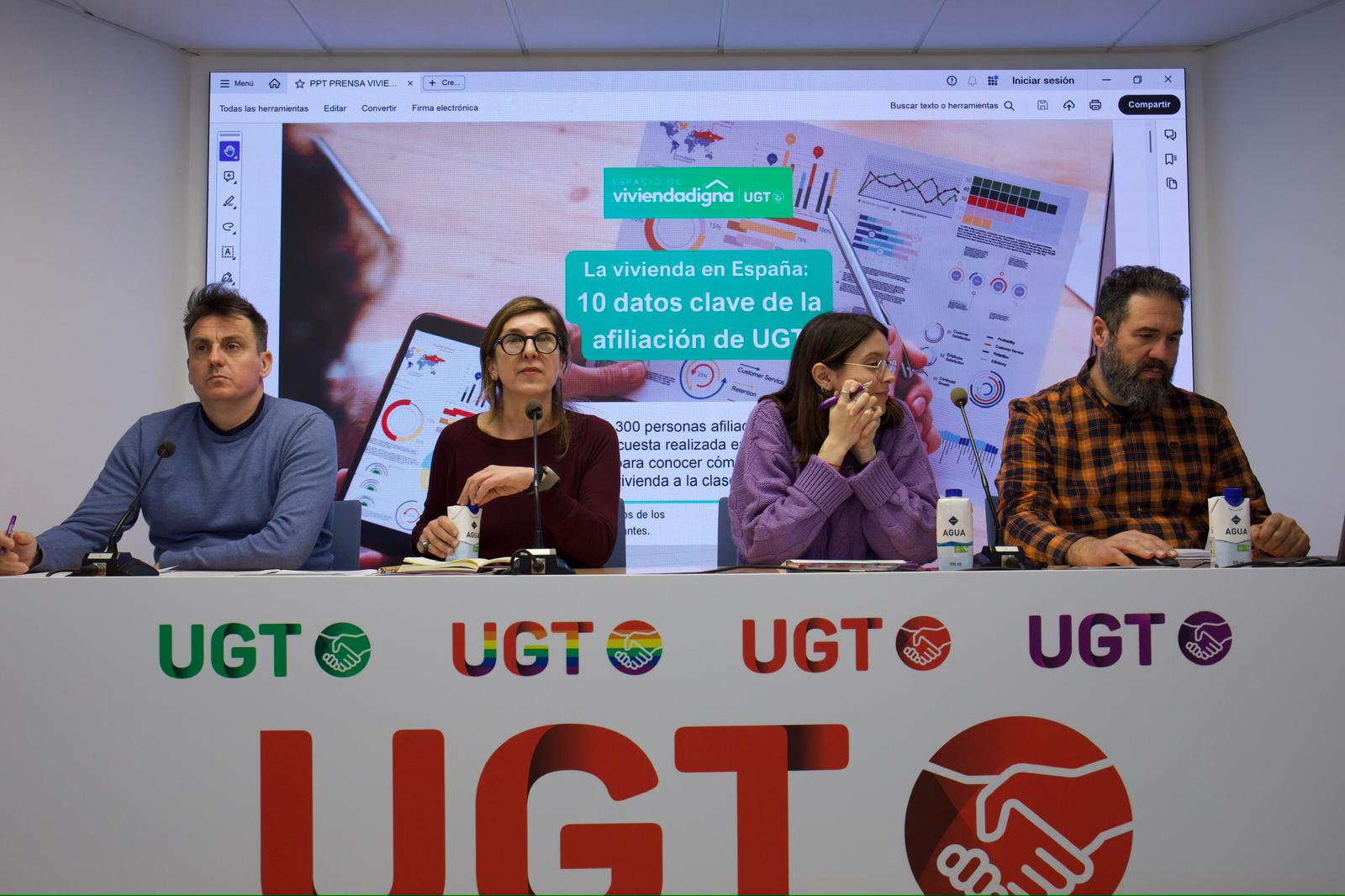 La vicesecretaria general de UGT, Lola Navarro junto Belén Guirao, secretaria general de RUGE a Rubén Ranz, técnico del departamento de vivienda y Víctor Escorza, coordinador de las oficinas de la vivienda.