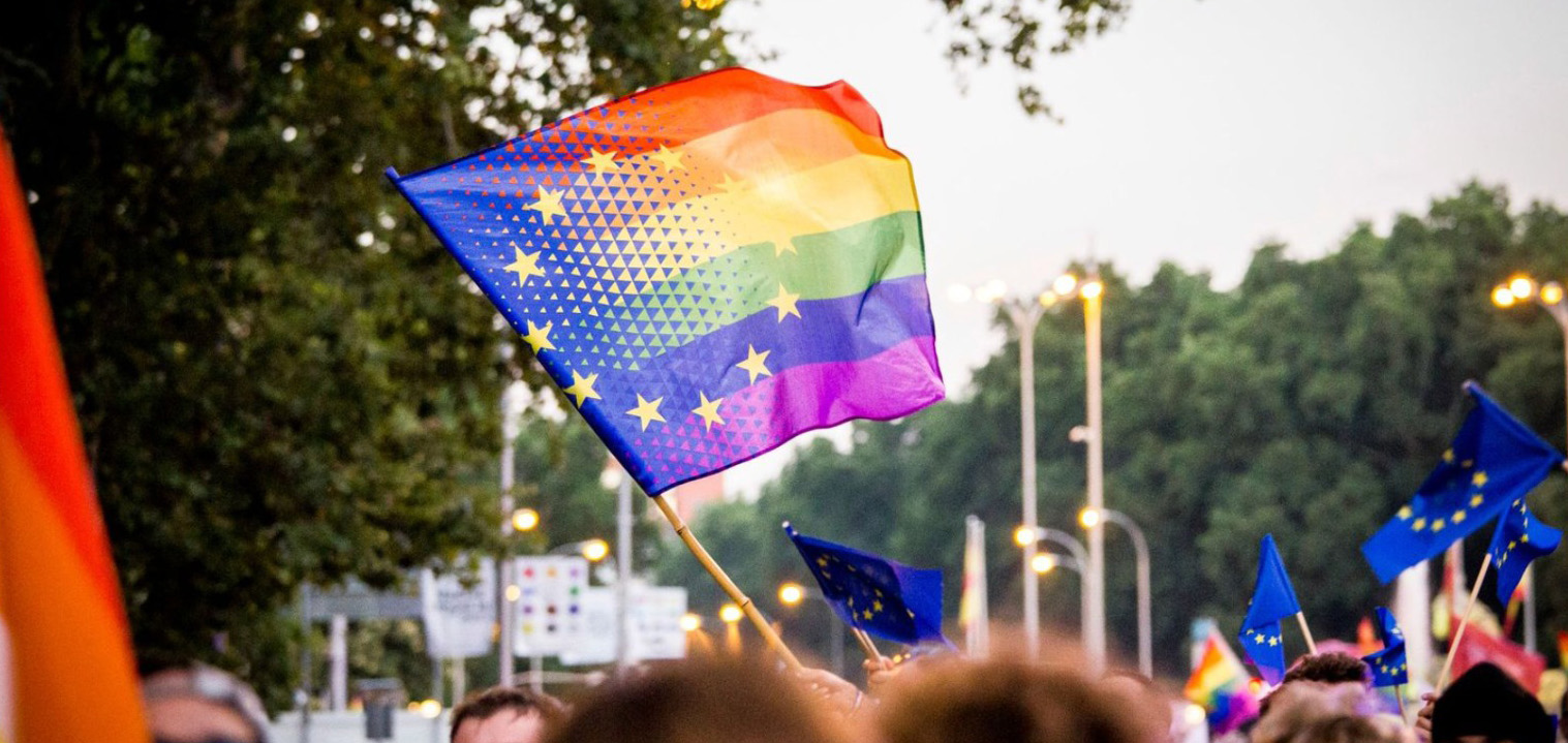 Bandera de la UE y LGTBI