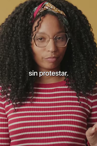 Mujer trabajadora con gafas