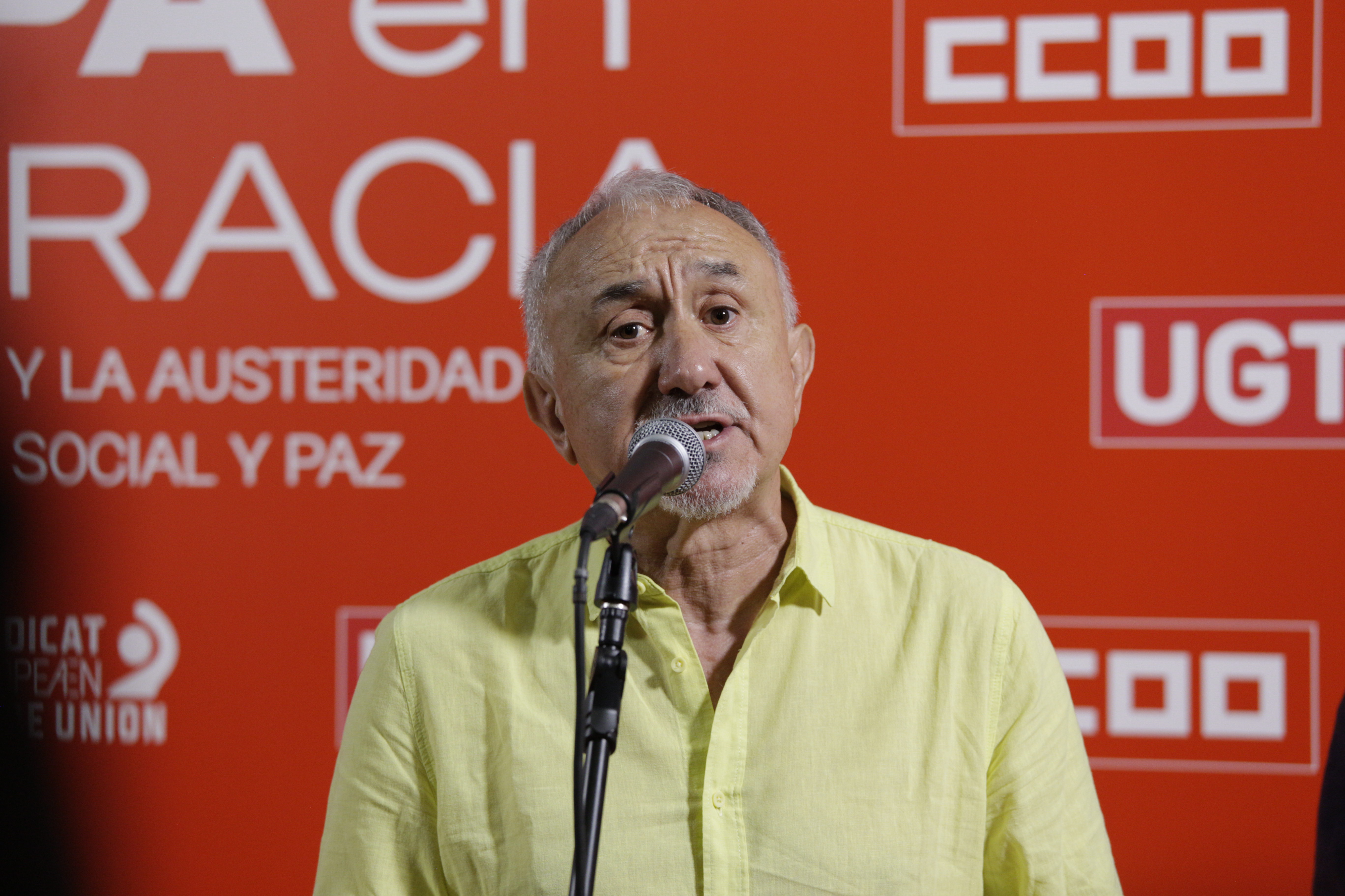 1. Pepe Álvarez, secretario general de UGT atiende a los medios antes de comenzar el acto.