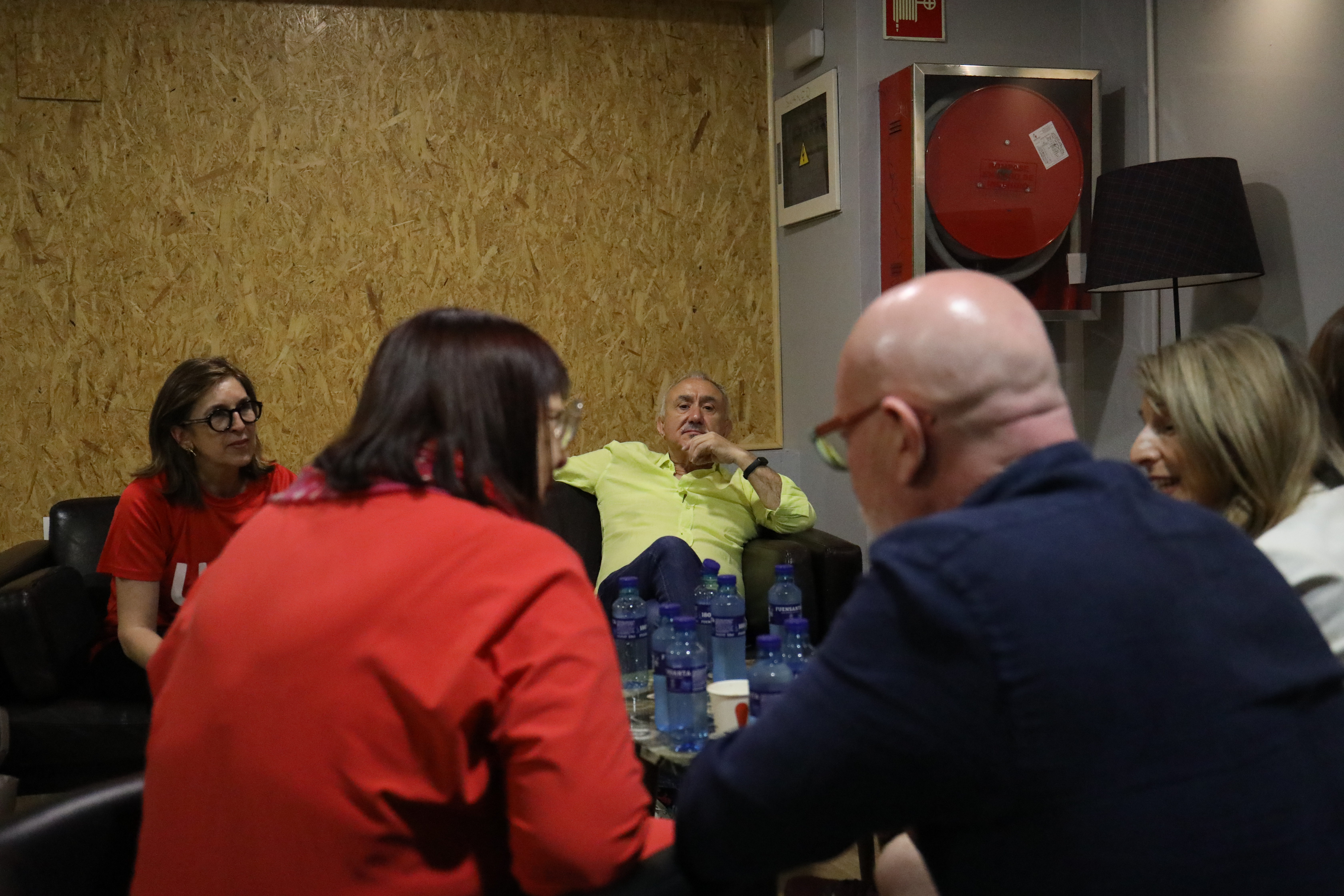 2. Esther Lynch, secretaria general de la CES; Pepe Álvarez, secretario general de UGT y Unai Sordo, secretario general de CCOO junto con dirigentes de los sindicatos que han acudido a esta movilización esperan el comienzo del acto.