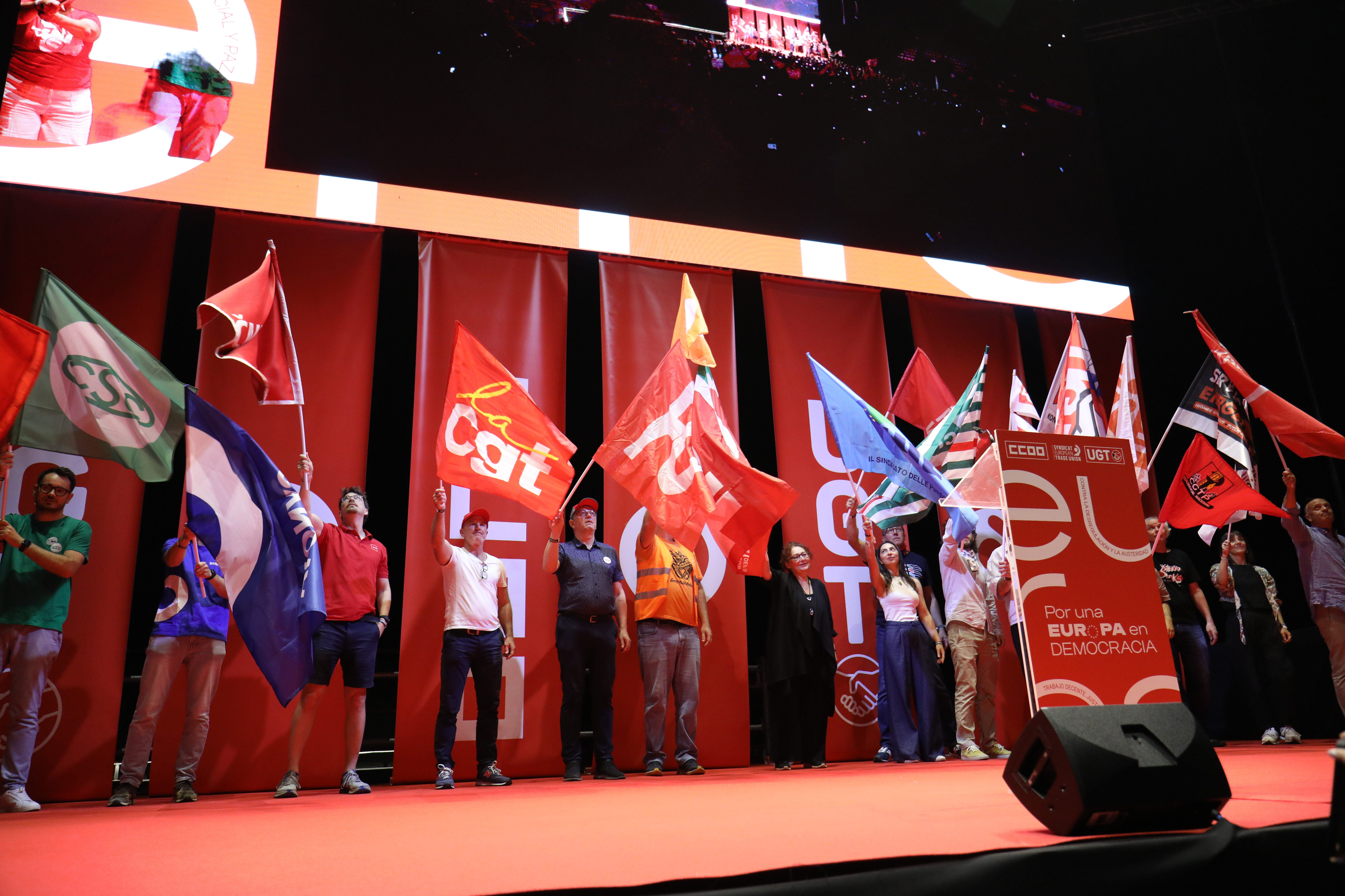 4. El escenario se llena con un desfile de banderas de los sindicatos europeos.