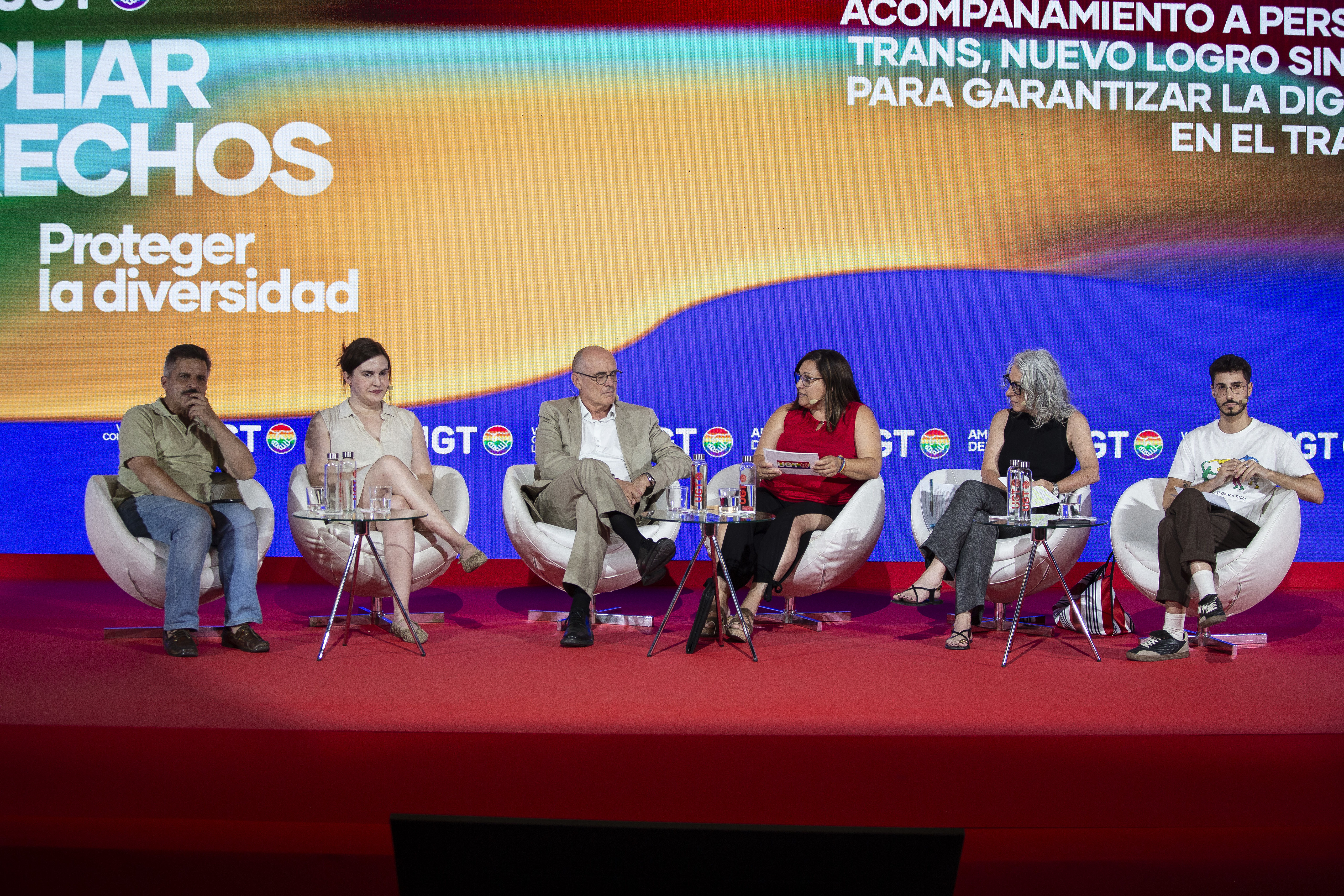 35. Mesa: Aplicación del protocolo de acompañamiento a personas trans, nuevo logro sindical para garantizar la dignidad en el trabajo.  Julio del Valle, director general para la Igualdad Real y Efectiva de las personas LGTBI; Jimena González, diputada en la Asamblea de Madrid;  Miguel Ángel Aguilar, fiscal coordinador de la Unidad contra los Delitos de Odio y Discriminación; Isabel López, secretaria de Política Social, Movimientos Sociales y Colectivos Vulnerables UGT País Valencià; María Ángeles Villanueva