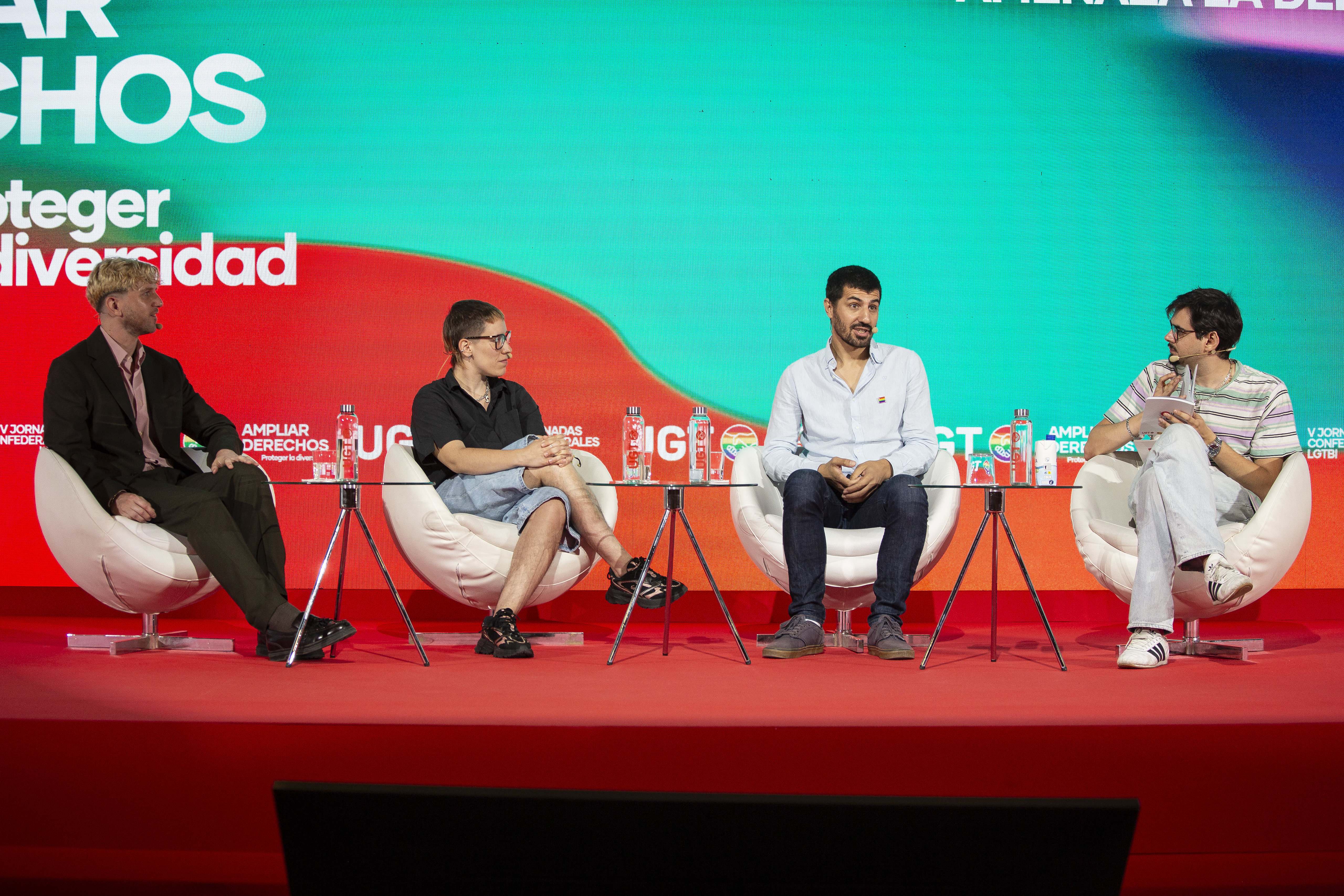 48. El tercer y último día de las jornadas, comienza con la mesa: La lgtbifobia en un contexto geopolítico que amenaza la democracia.   Martín Mereb Butta, project manager en CEAR; Sara Rodríguez, técnica del Área LGTBI de UGT; Ramtin Zigorat, activista LGTBI refugiado en España y Marco Pérez Molina, Responsable para África y Asia de la Secretaría de Política Internacional de UGT.