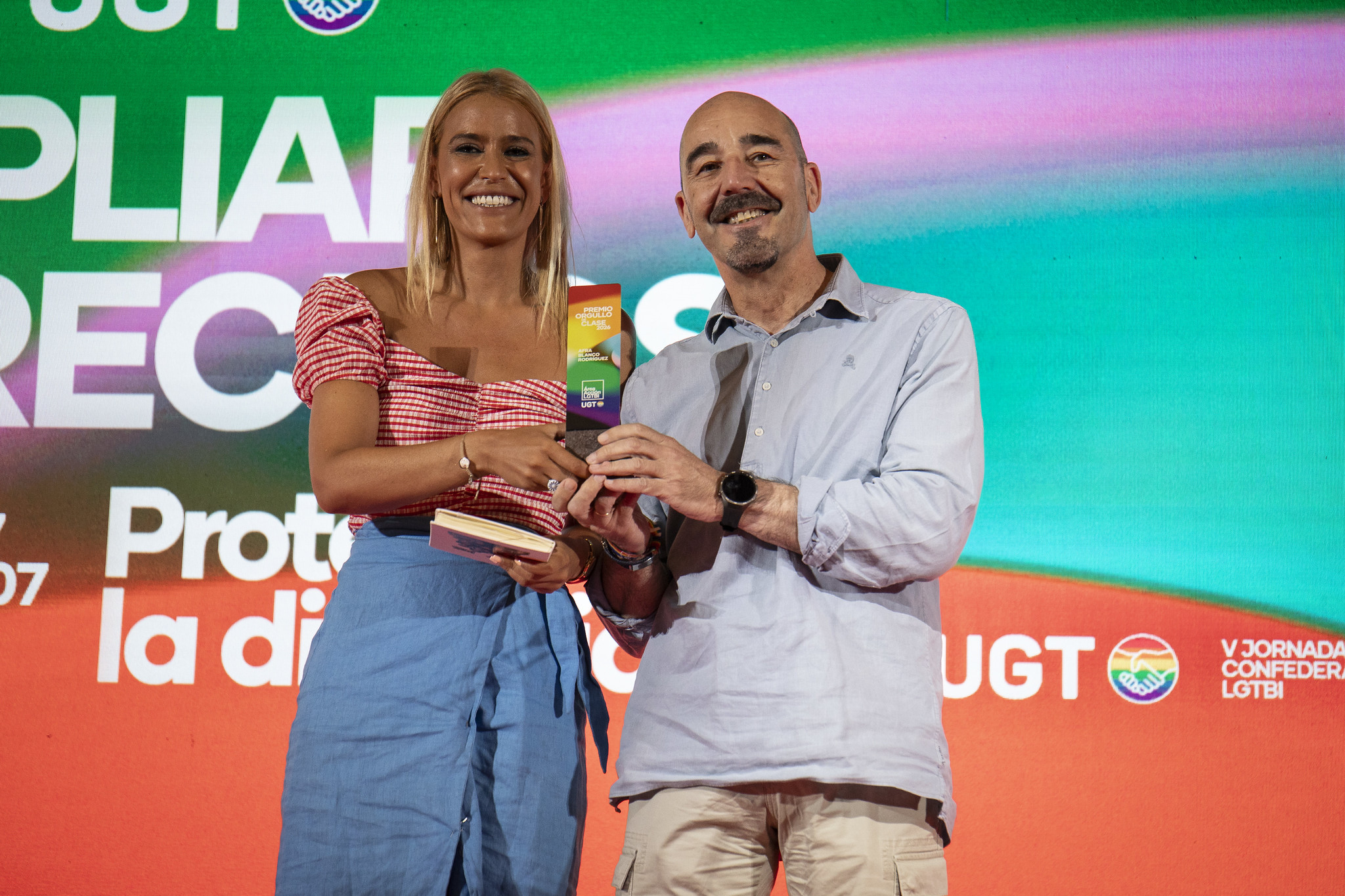 55. Afra Blanco Rodríguez, sindicalista, recibe el premio de manos de Fernando Lújan Vicesecretario general de Política Sindical de UGT.