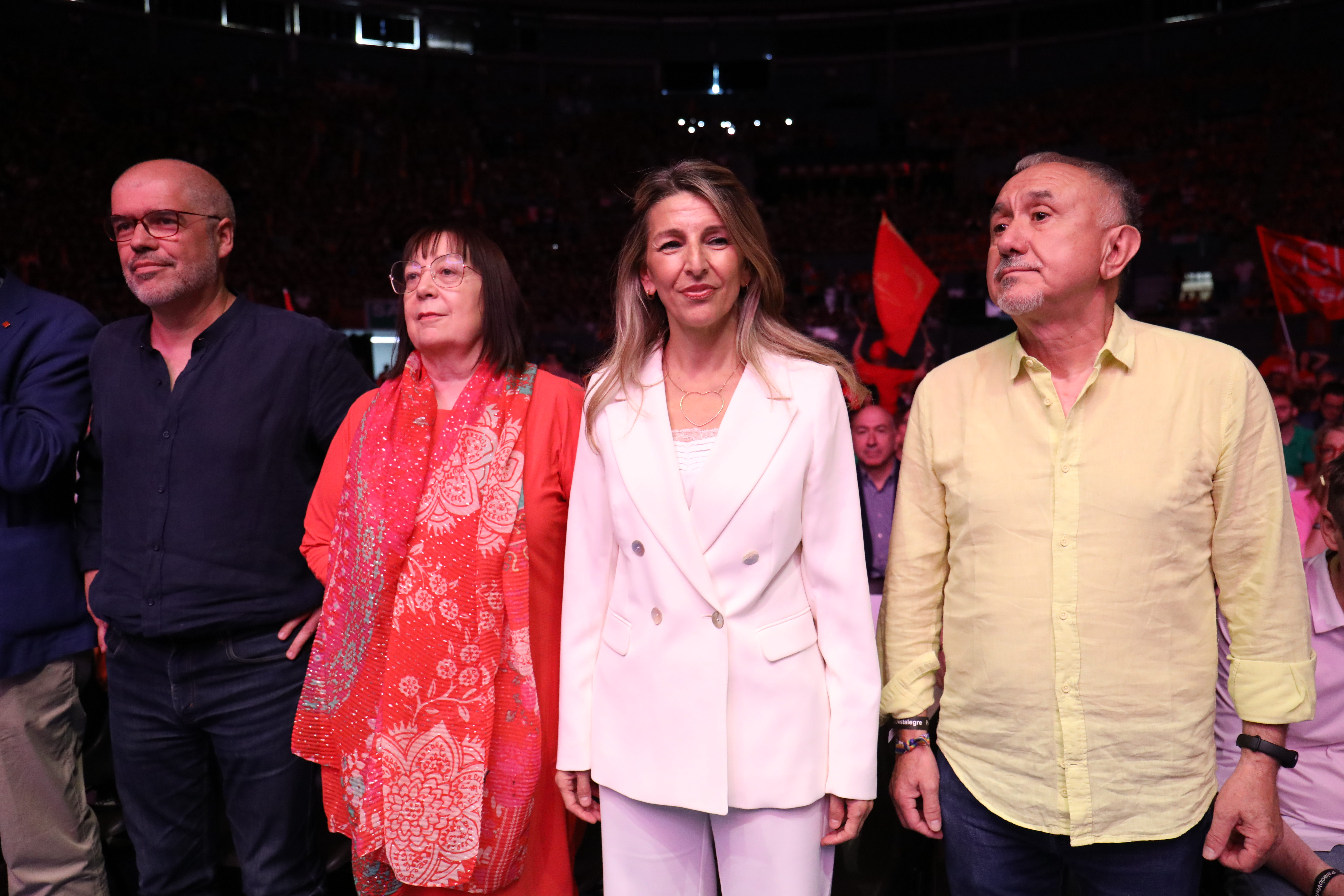 6. Esther Lynch, secretaria general de la CES; Pepe Álvarez, secretario general de UGT; Unai Sordo, secretario general de CCOO saludan a Yolanda Díaz, vicepresidenta segunda y ministra de Trabajo y Economía Social.