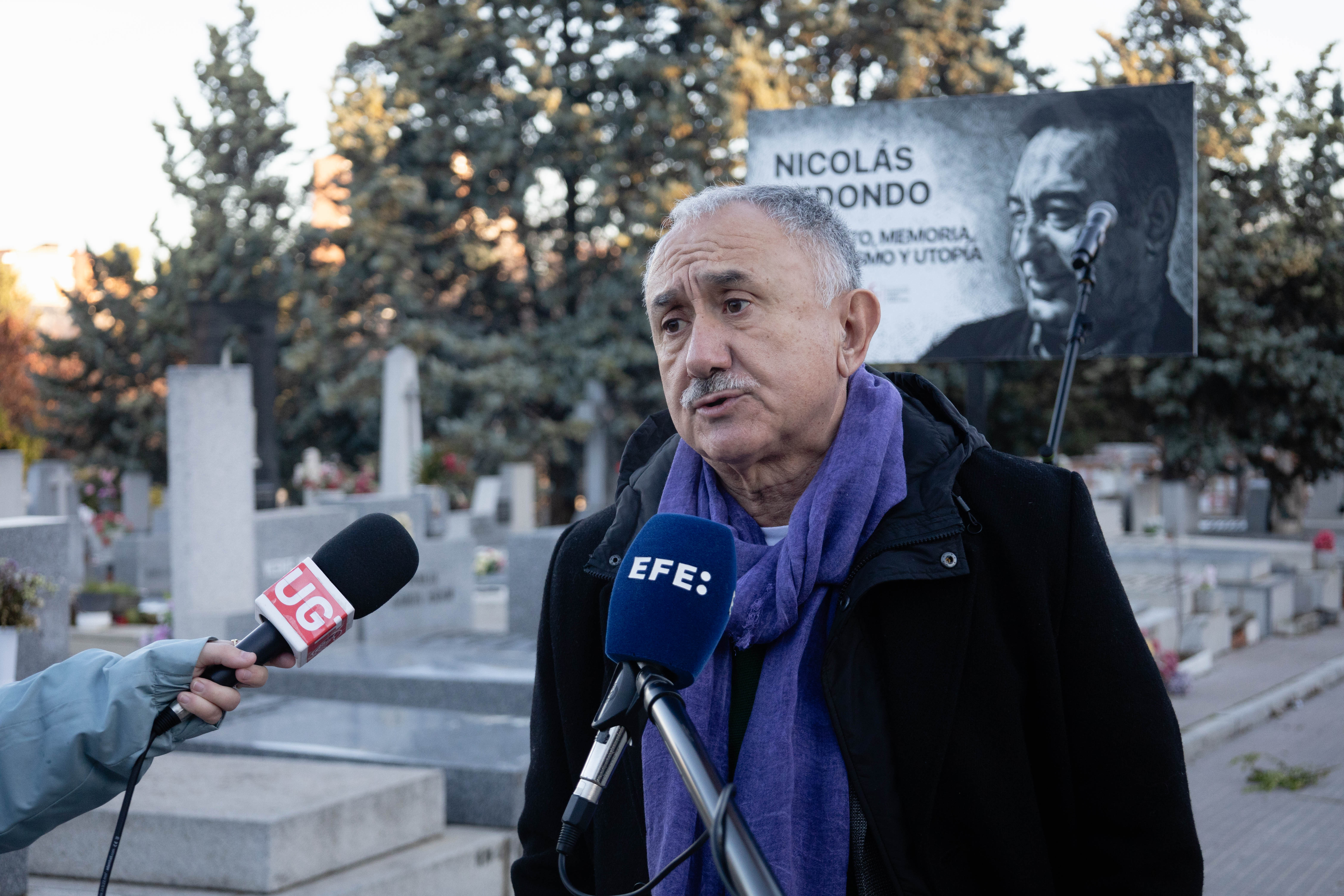 Pepe Álvarez, secretario general de UGT, atiende a medios en el cementerio