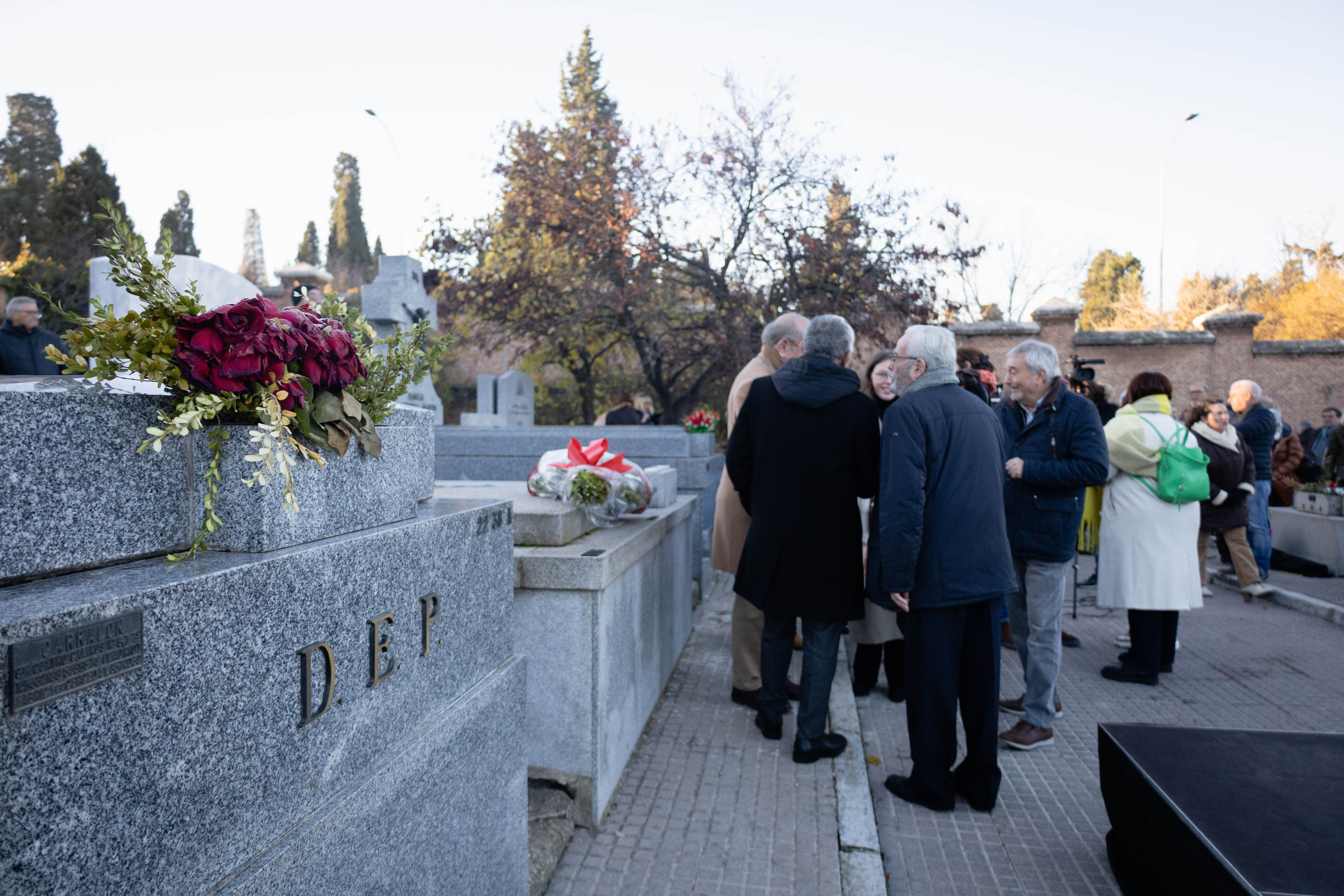 Ofrenda floral a Nicolas Redondo en el Cementerio Civil de Madrid