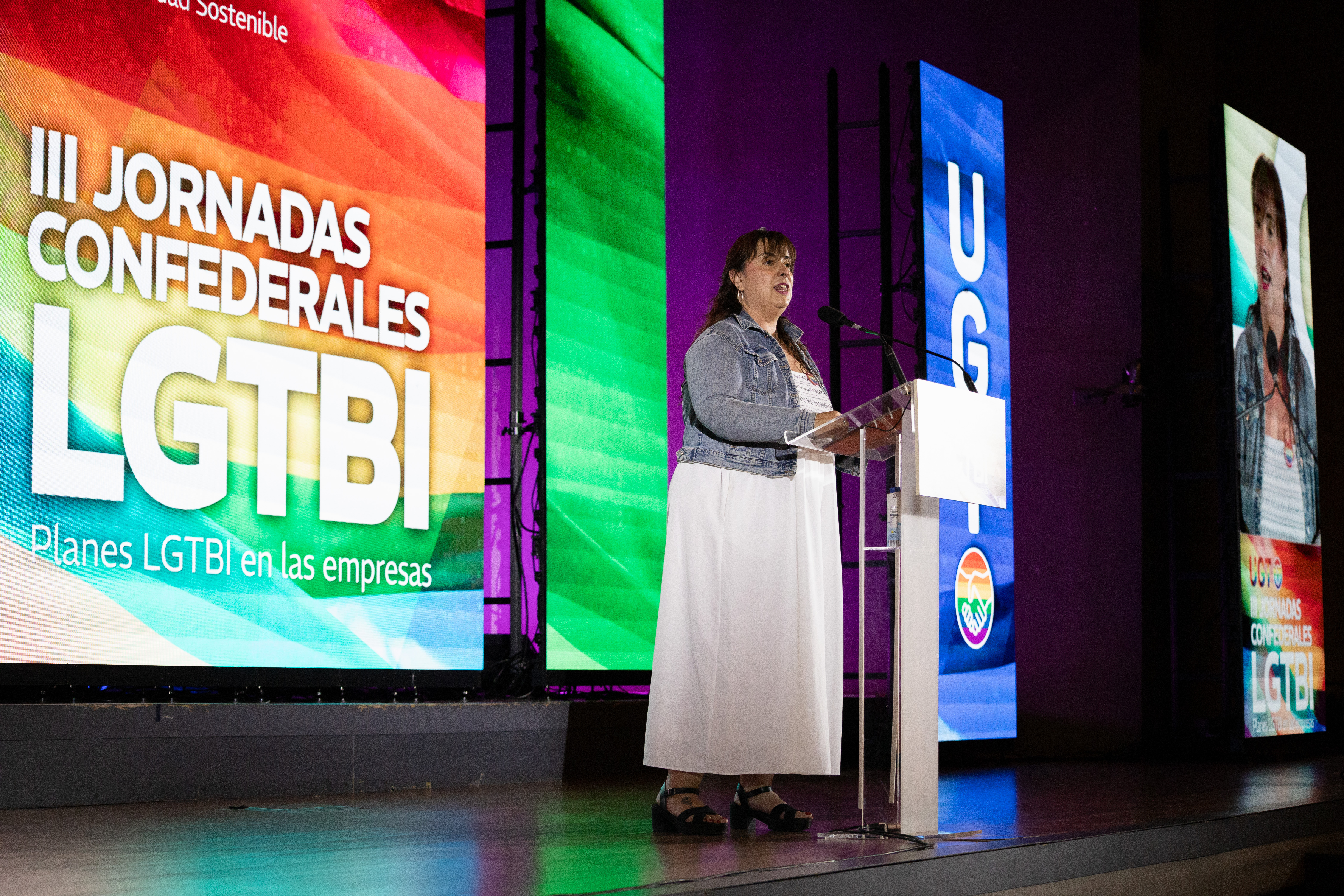 Cristina Antoñanzas, vicesecretaria general de UGT, dedica unas palabras al colectivo LGTBI