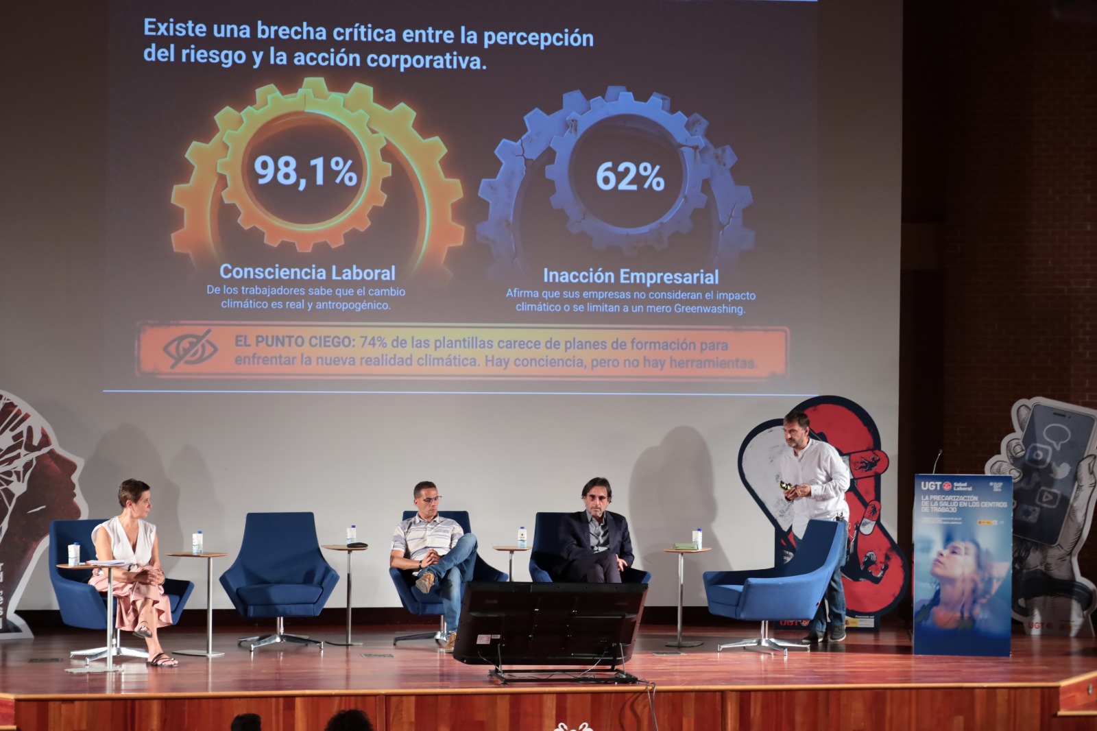 11. Mesa 'Infravaloración de riesgos cotidianos'. De izq. a dcha. Pilar Ituero de la Calle. Sª de Salud Laboral de UGT-FICA; Ramón Gil Domínguez. Responsable en prevención de adicciones de Salud Laboral UGT; Nilo García. Founder & CEO Reticare y José Luis de la Cruz Leiva. Director del Área de Sostenibilidad de la Fundación Alternativas.