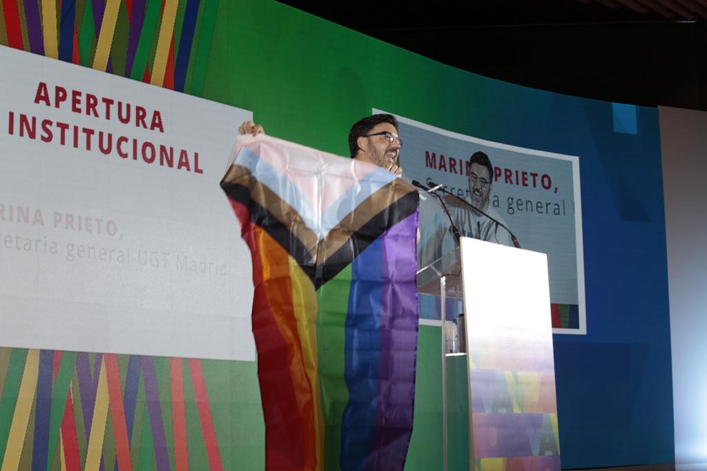 Toño Abad alza una bandera LGTBI