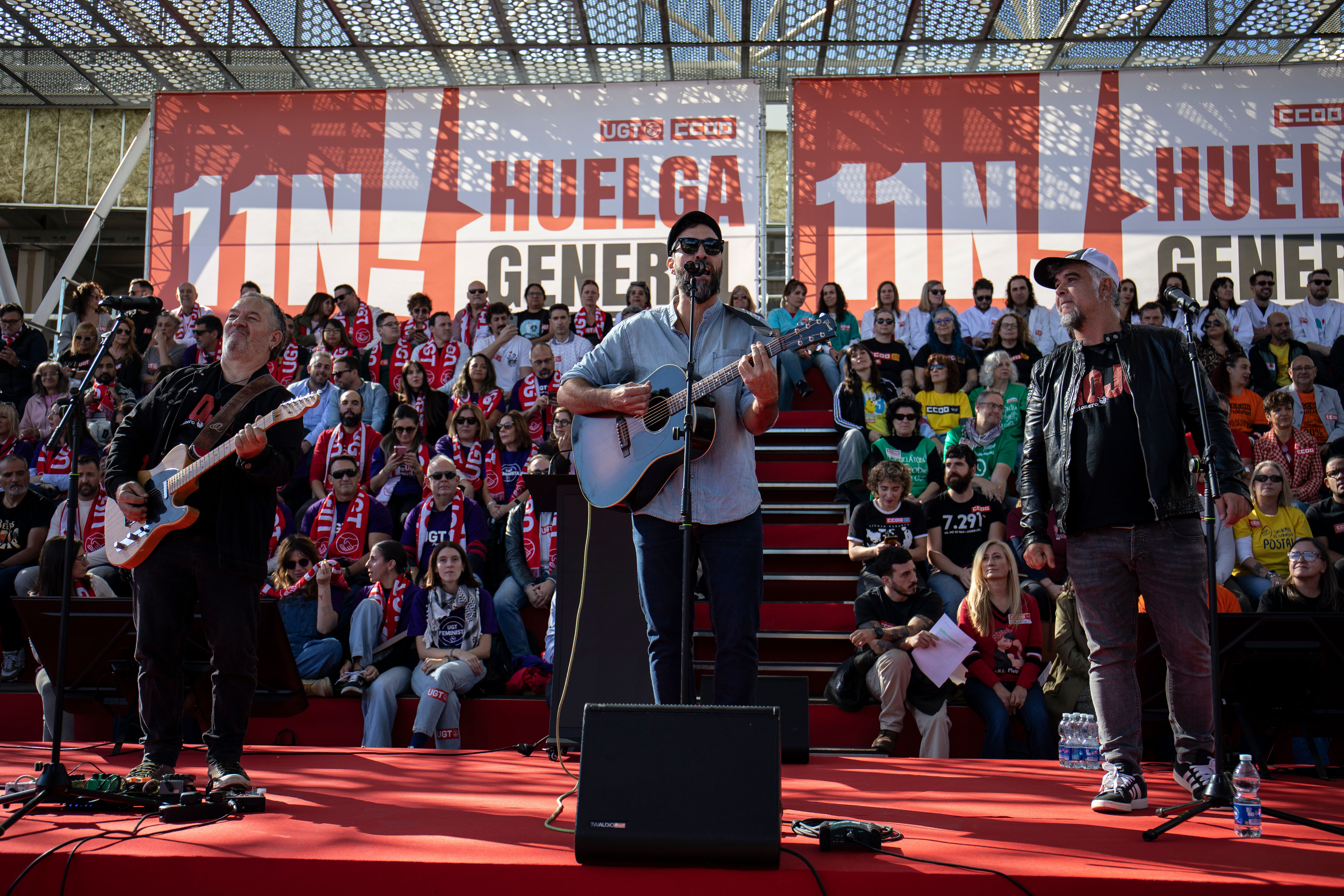 2. Actuación del grupo Rojo Cancionero.