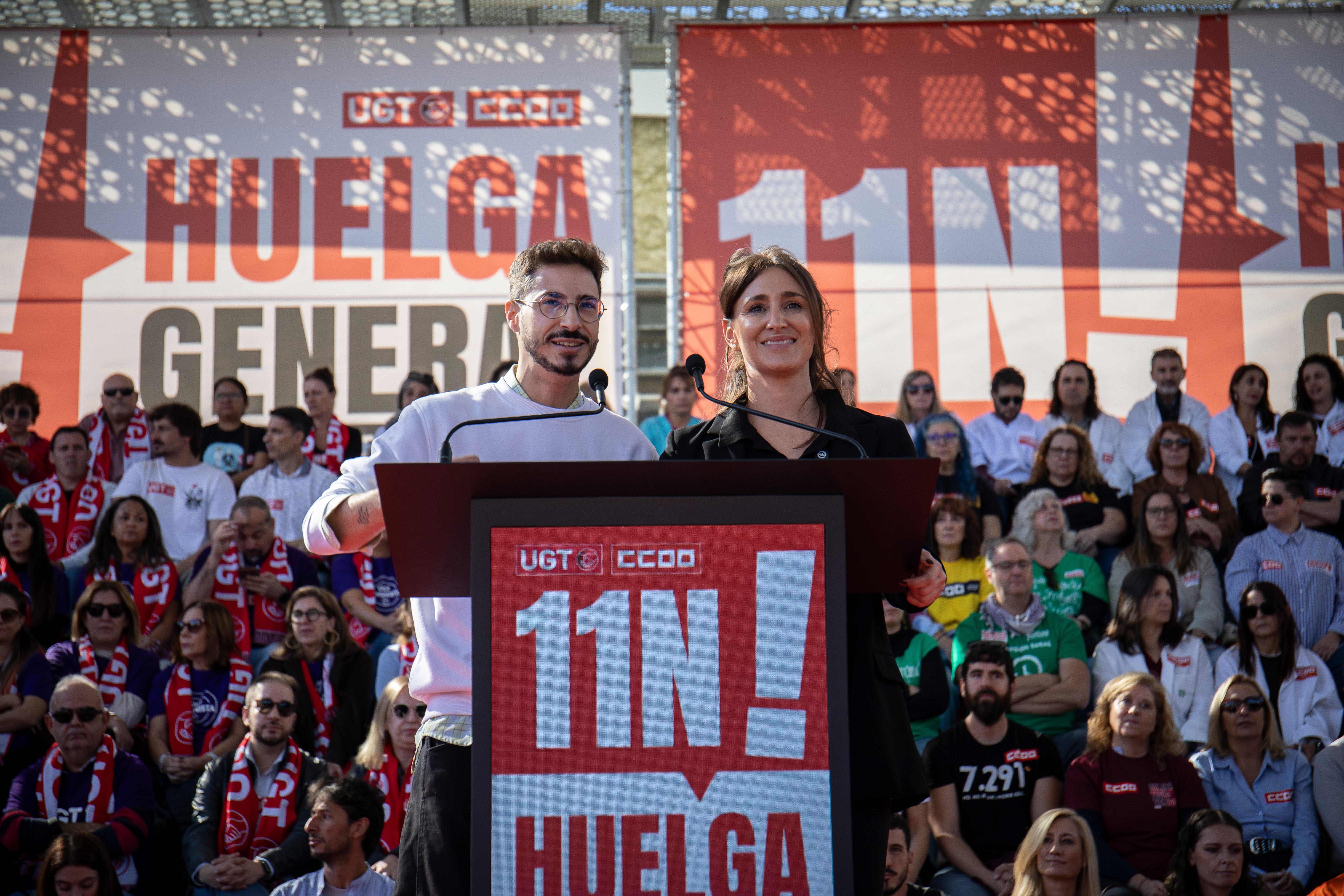 4. José Álvarez, responsable LGTBI confederal de UGT y Marina Núñez, representante de la sección sindical de CCOO en Airbus Getafe, dan paso al comienzo de la asamblea.