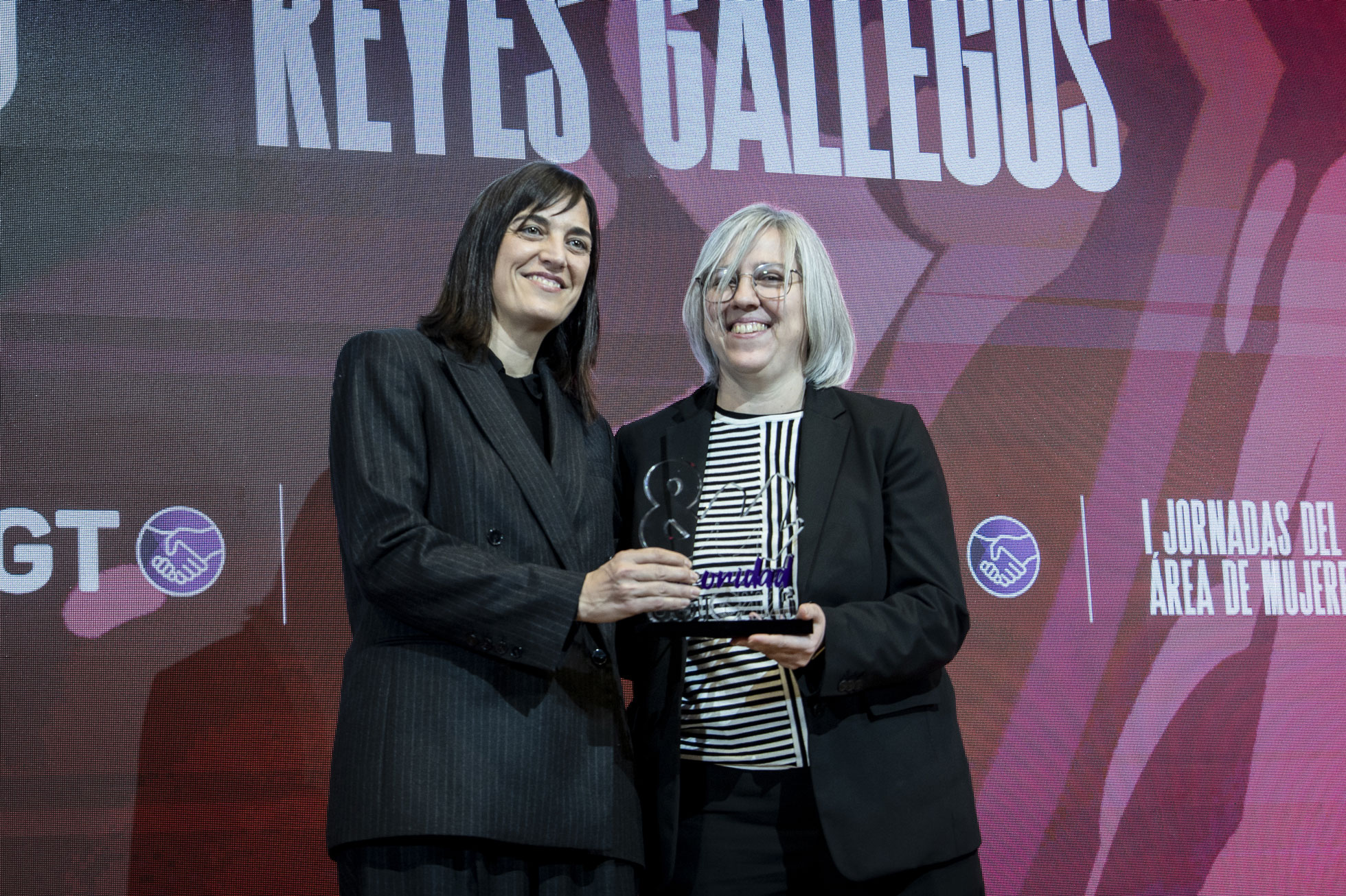 Leire Iglesias entrega el Premio Sororidad Comunicación a Reyes Gallegos