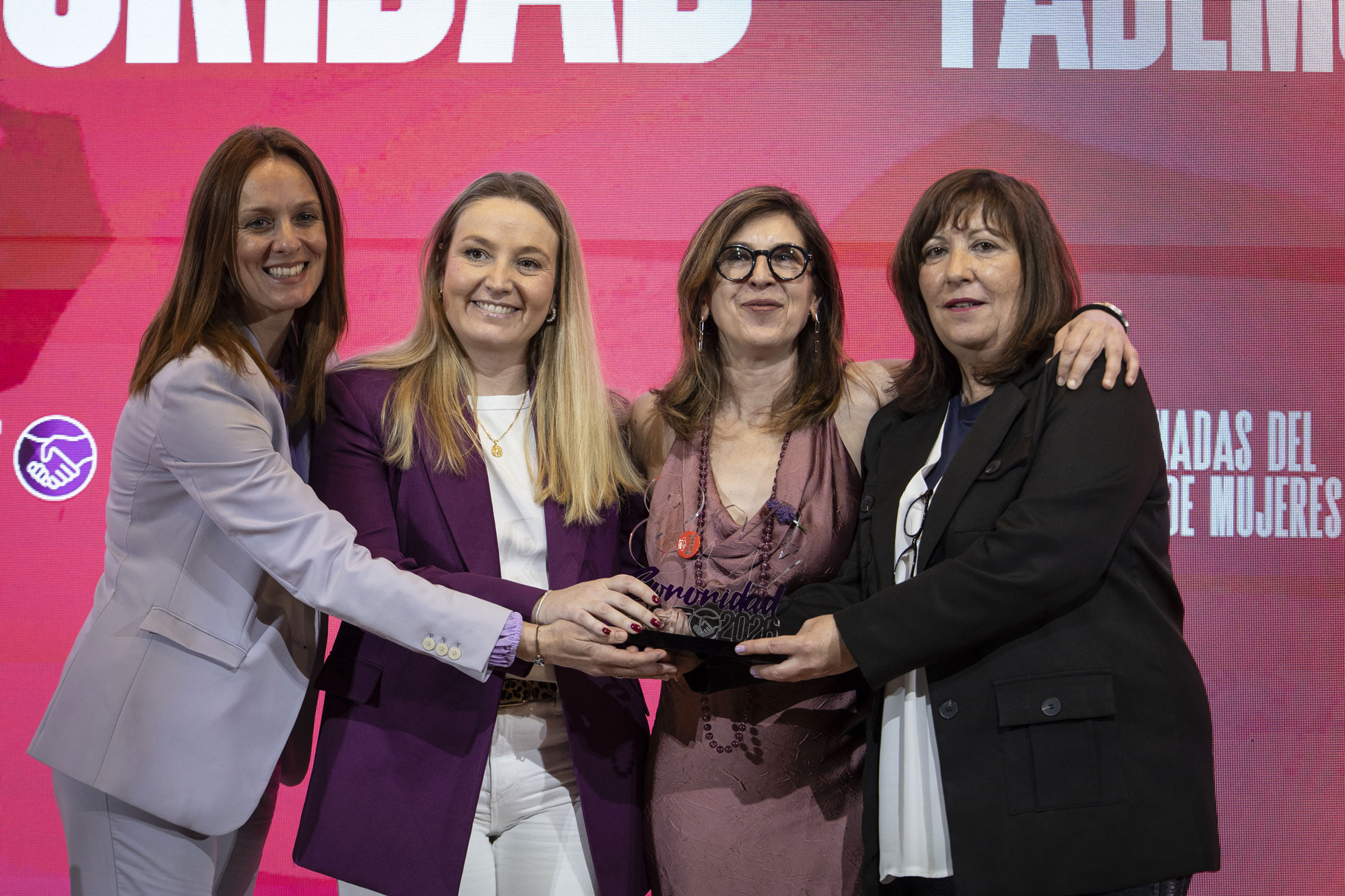 Lola Navarro entrega el Premio Sororidad Mujeres en el Entorno Rural a FADEMUR