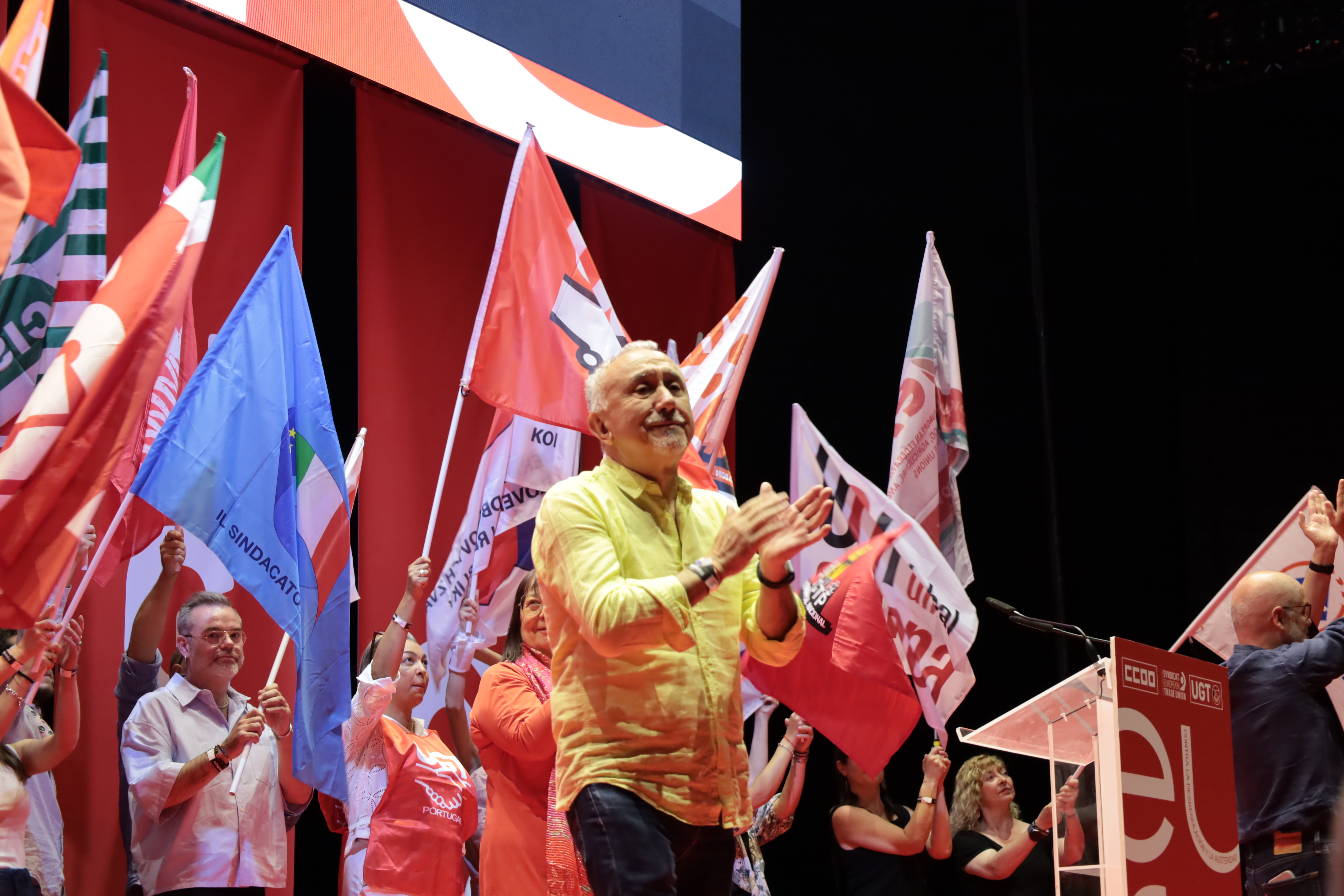 6. Pepe Álvarez, secretario general de UGT saludando a todos los asistentes.