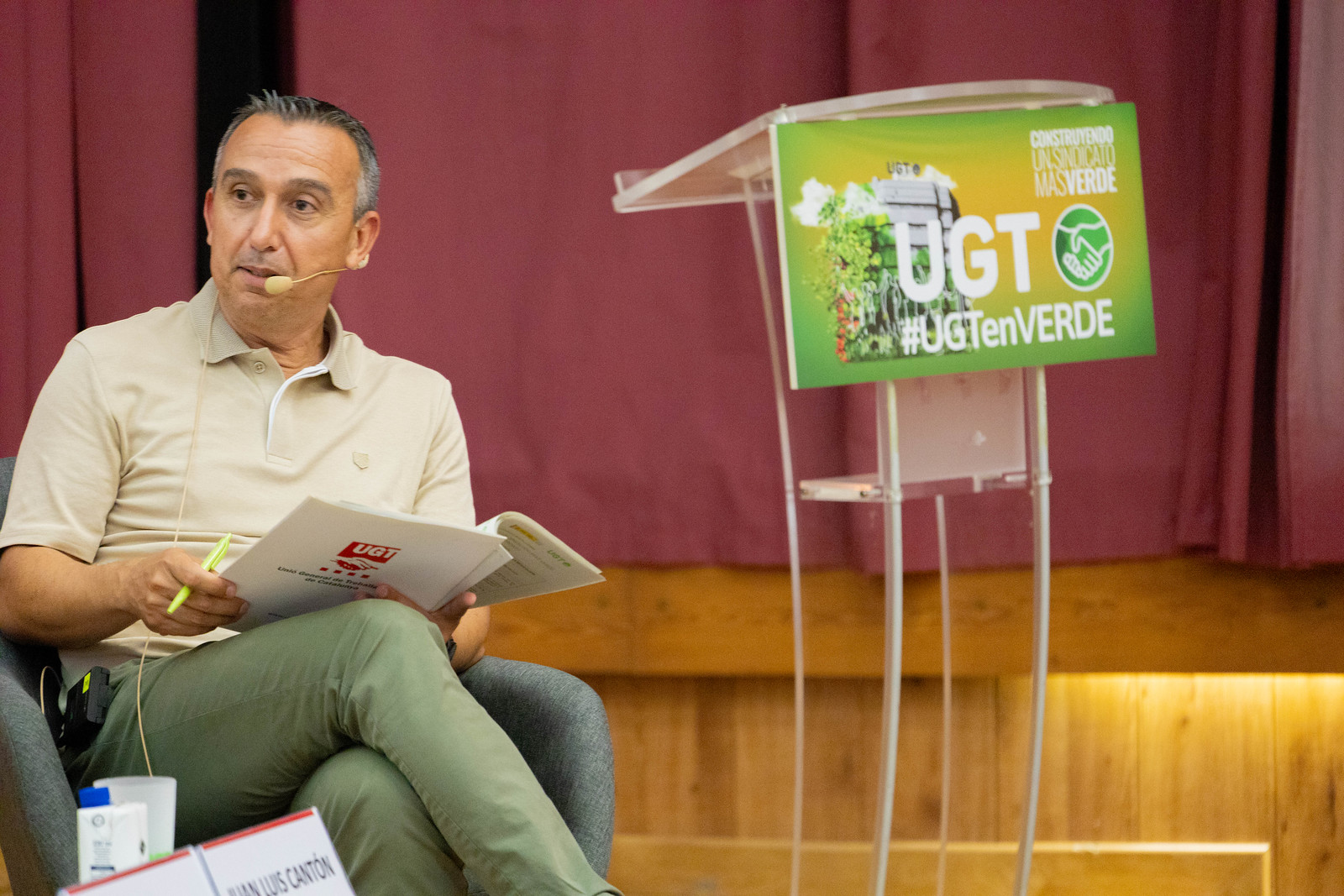 Juan Luis Cantón Andrades, coordinador del Área verde de UGT Catalunya, como moderador de la mesa