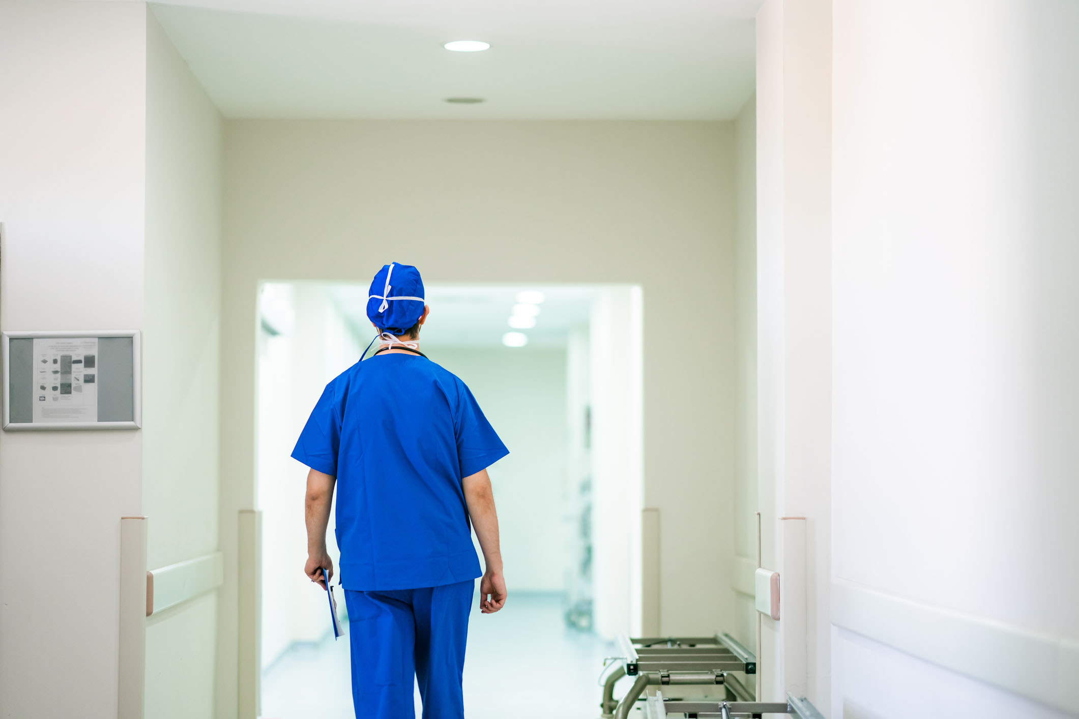 Médico caminando por los pasillos