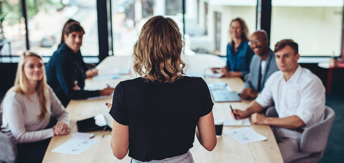 Mujer hablando en sala de reuniones