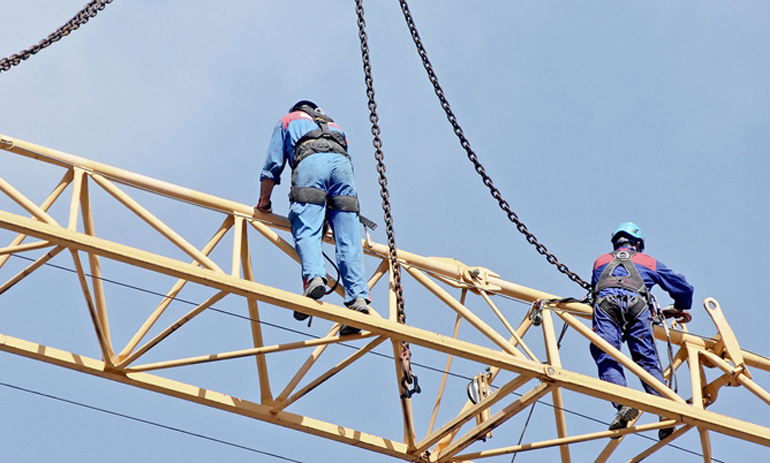 Trabajadores en una grua