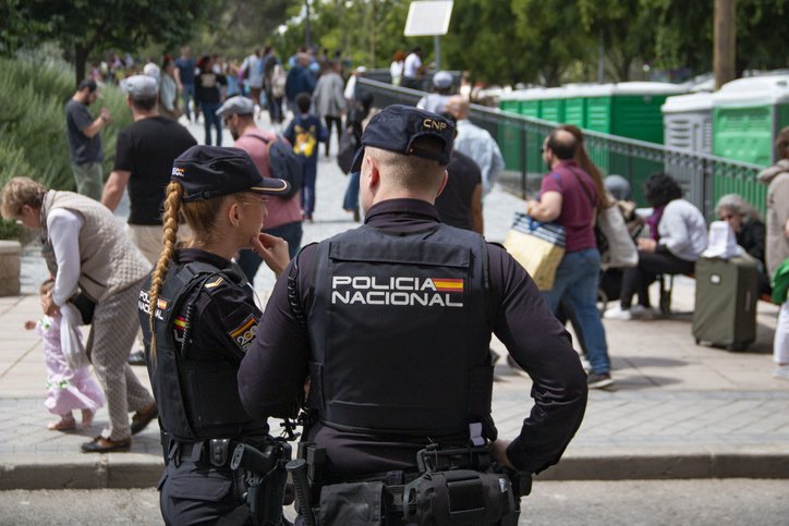 Mujer y Hombre de la Policía Nacional