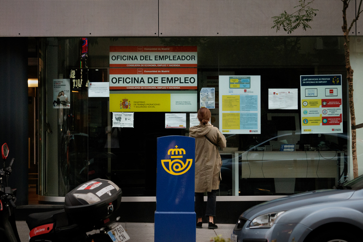 Mujer en la oficina del SEPE Paro