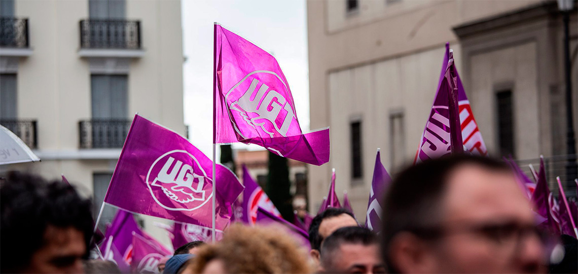 Bandera de UGT en el 8M